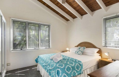 Noosa Heads Apartamento | Descola 10 - On Noosa Hill this top-level unit with ocean views from the balcony