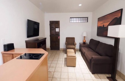 Sedona Complejo | Desert Adventure Awaits! Pool, Spa, Restaurant, Free Parking!