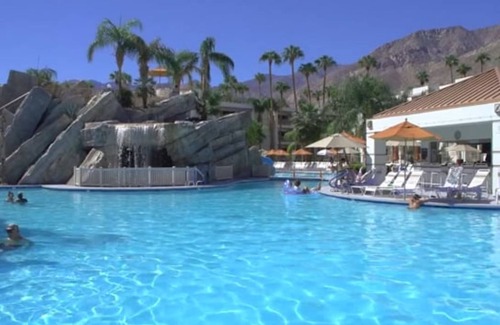 Canyon Corridor Condominio | DESERT DREAM! 2BDR sleeps 6! HUGE POOL! POOLSIDE BAR and GRILL!