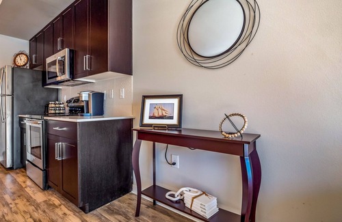 Desert View Village Condominio | ★ Desert Living ★ Pets ★ Heated Pool ★ Gym ★ Shops