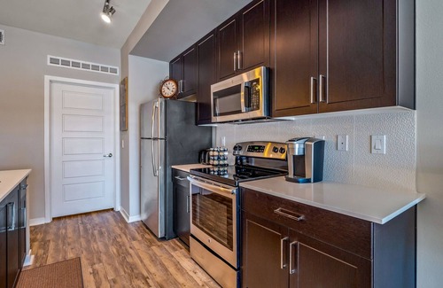 Desert View Village Condominio | ★ Desert Living ★ Pets ★ Heated Pool ★ Gym ★ Shops