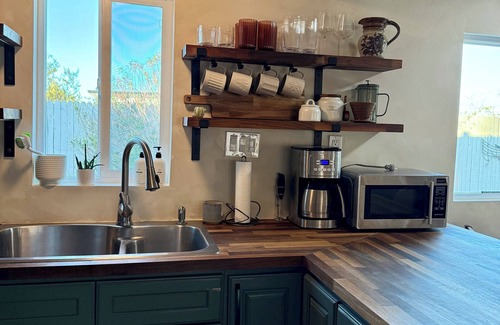 Twentynine Palms Casa | Desert Oasis-Hot Tub-Romantic Getaway-Writer's/Artist's studio-7 min from JTNP