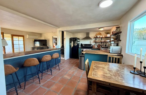 Twentynine Palms Casa | Desert Oasis-Hot Tub-Romantic Getaway-Writer's/Artist's studio-7 min from JTNP