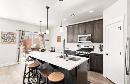 Washington Casa | Desert Oasis Hot Tub, Fire Pit, Pool,
