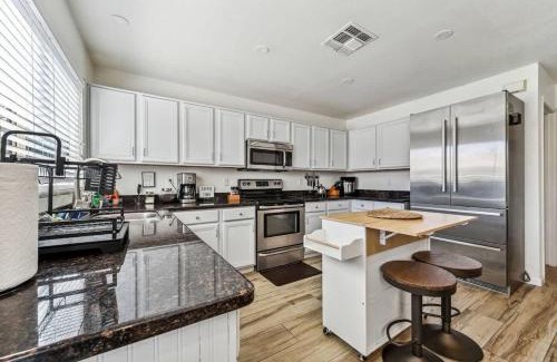 Tatum Highlands Casa | Desert Oasis with Pool & Pool Table Full Kitchen