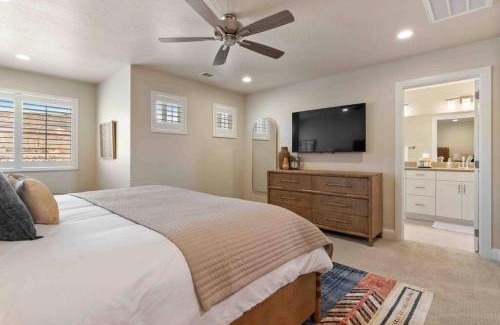 Washington Casa | Desert Retreat with Fire Pit, Pool, and Hot tub