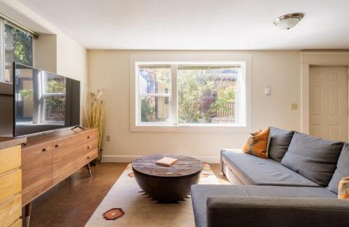 Belmont Casa | Desert Vibe 1BR in SE PDX - Local Bars & Food