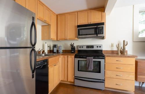 Belmont Casa | Desert Vibe 1BR in SE PDX - Local Bars & Food