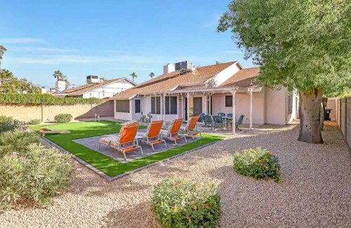 Sunset Ridge Casa | Desert Vibes one story with BBQ and putting green!
