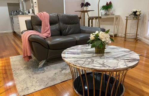 Glenroy Apartamento | Design/bright/cosy townhouse between airport &city