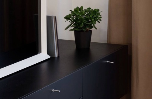 Liberty Avenue Apartamento | Design Central Studio Apartment with Balcony by Hostlovers