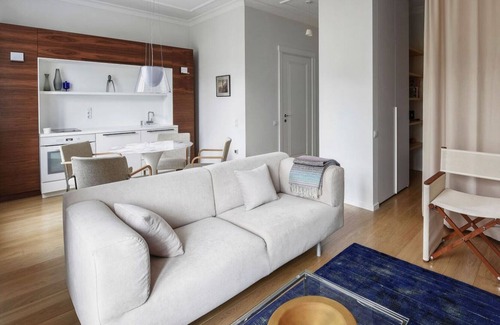 Liberty Avenue Apartamento | Design Central Studio Apartment with Balcony by Hostlovers