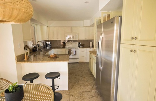 Park Center Place Casa | Design-Forward Gem, Heated Pool + Hot Tub, King Bed, Superhost, Flexible