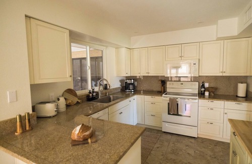 Park Center Place Casa | Design-Forward Gem, Heated Pool + Hot Tub, King Bed, Superhost, Flexible