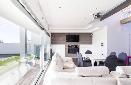 Atarfe Villa | Villa de diseño con jardín, piscina y fantásticas vistas.