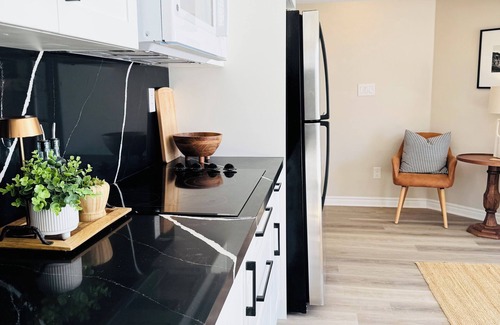 Doon South Apartamento | Designer 1 Bed OR 2 Bed + Office - Walkout by Pond