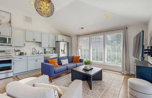 Belmont - Hillsboro Apartamento | Designer 12 South gem - full kitchen & central AC - steps to shops & dining