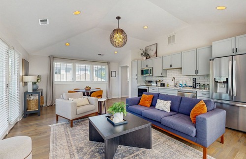Belmont - Hillsboro Apartamento | Designer 12 South gem - full kitchen & central AC - steps to shops & dining