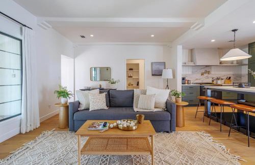Valley Glen Casa | Designer 2 bed near Universal sleeps 8 hot tub