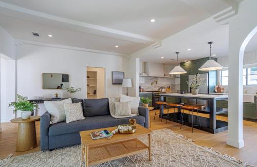 Valley Glen Casa | Designer 2 bed near Universal sleeps 8 hot tub