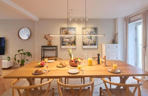 Copenhagen City Centre Apartamento | Designer 2 BR Home with Private Balcony