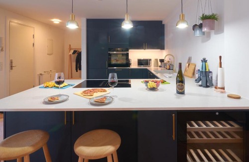 Copenhagen City Centre Apartamento | Designer 2 BR Home with Private Balcony