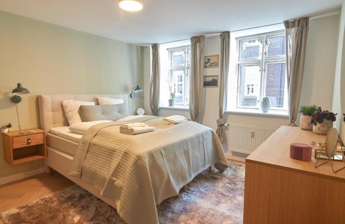 Copenhagen City Centre Apartamento | Designer 2 BR Home with Private Balcony