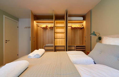 Copenhagen City Centre Apartamento | Designer 2 BR Home with Private Balcony