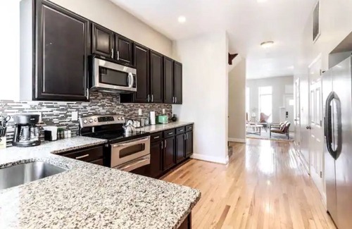 Old Goucher Casa | Designer 5-bedroom townhouse w parking on premises