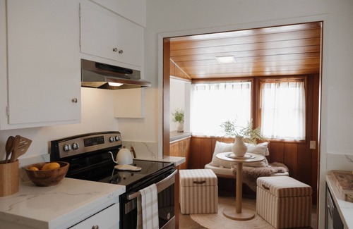 Beach Barber Tract Casa | Designer Bird Rock bungalow, Walk to the beach, local coffee, and La Jolla’s best hidden gems.