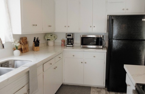 Beach Barber Tract Casa | Designer Bird Rock bungalow, Walk to the beach, local coffee, and La Jolla’s best hidden gems.
