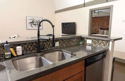 Roanoke Apartamento | Designer brick loft in downtown