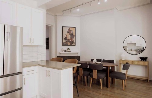 Rush and Division Apartamento | Designer Combo 2E & 2W | Heart of Gold Coast/River North