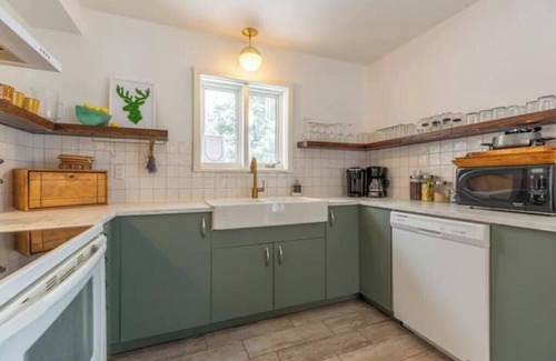 Chertsey Cabaña | Designer Cottage with Hot Tub on Lake Paré