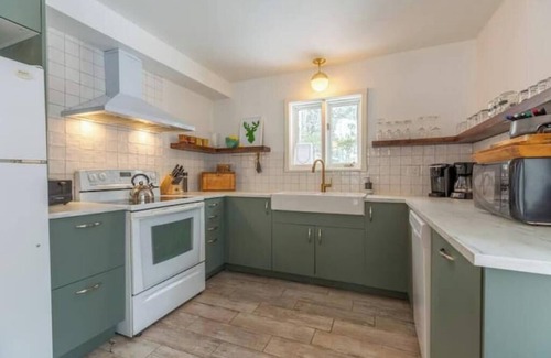 Chertsey Cabaña | Designer Cottage with Hot Tub on Lake Paré