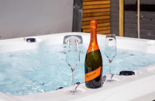 East Wittering Casa | Designer Family Escape Hot Tub Steps to Beach