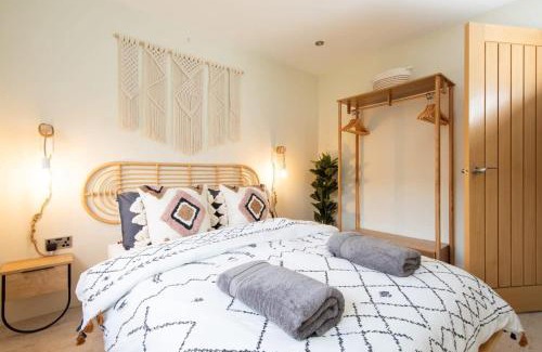 East Wittering Casa | Designer Family Escape Hot Tub Steps to Beach
