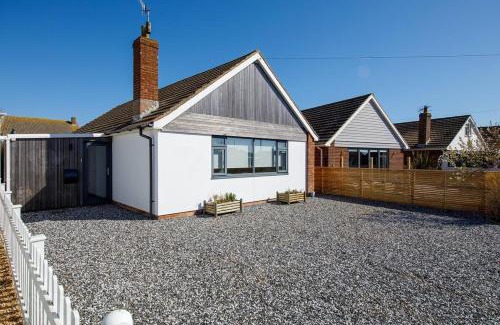 East Wittering Casa | Designer Family Escape Hot Tub Steps to Beach