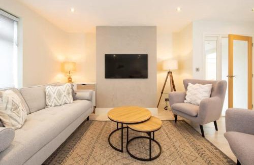 East Wittering Casa | Designer Family Escape Hot Tub Steps to Beach