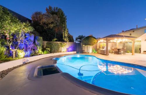 Bay Ho Casa | Designer Family Home with Resort-Style Oasis