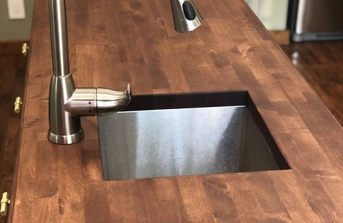 Cedar Flat Casa | Muebles de diseño, cubierta soleada enorme con pozo de gas, cocina del chef