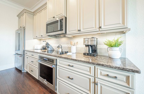 Villa Lago Casa | Designer Golf View Beach Home with 6 Seat Golf Cart