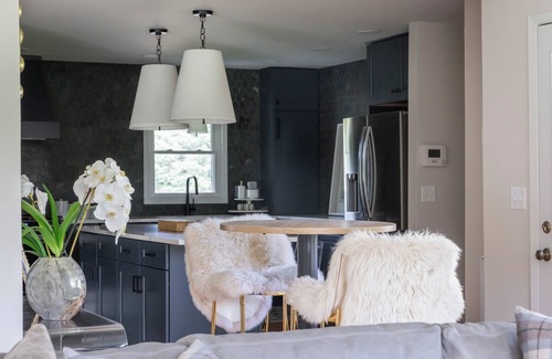 Holcomb Casa | Designer Home, Hot Tub, King Suite, Game Room