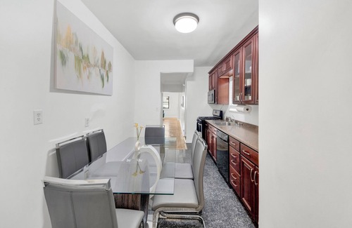 Southeast Yonkers Casa | Designer Home 3BR Retreat mins to NYC H1