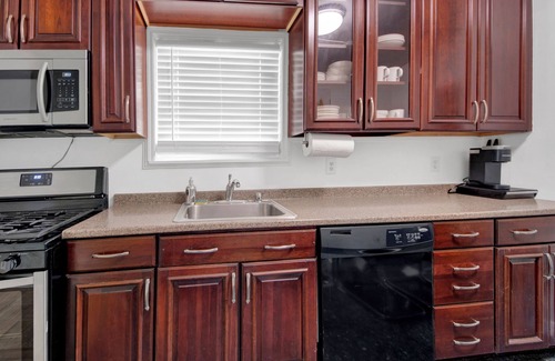 Southeast Yonkers Casa | Designer Home 3BR Retreat mins to NYC H1