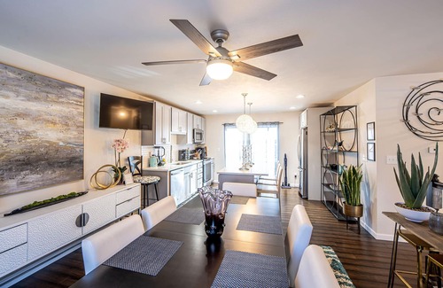 Thornton Casa | Designer Home. Lake View. Amazing Patio. Heated Swim Spa Pool & Hot Tub