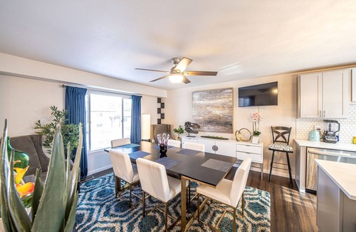 Thornton Casa | Designer Home. Lake View. Amazing Patio. Heated Swim Spa Pool & Hot Tub