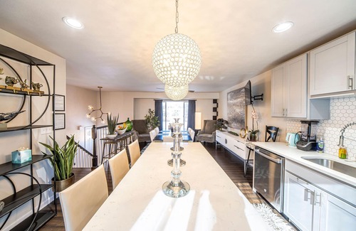 Thornton Casa | Designer Home. Lake View. Amazing Patio. Heated Swim Spa Pool & Hot Tub