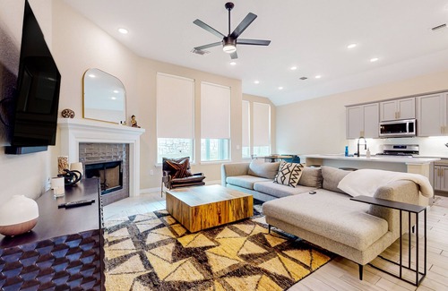 Austin Casa | Designer home with luxe suite, home office, outdoor lounge & dog-friendly yard