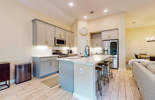 Austin Casa | Designer home with luxe suite, home office, outdoor lounge & dog-friendly yard